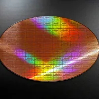 Rapidusは2ナノプロセス技術の試作段階に入っている。写真は2ナノ試作ウエハー。(Rapidus公式サイトより) Rapidusは2ナノプロセス技術の試作段階に入っている。写真は2ナノ試作ウエハー。(Rapidus公式サイトより)