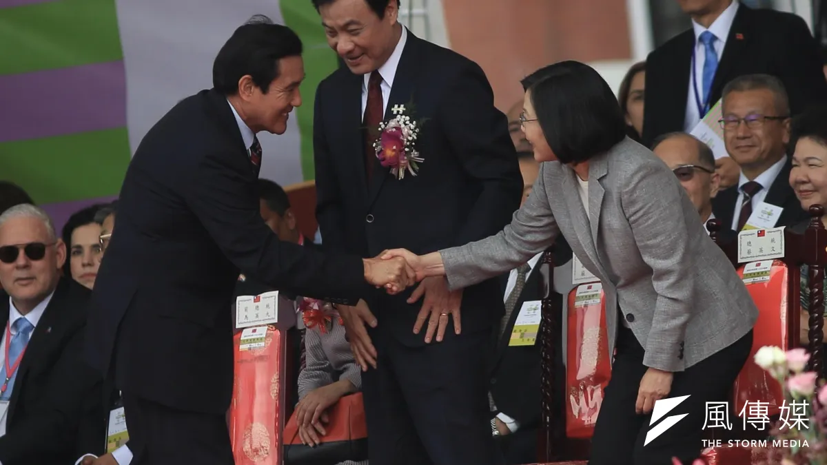 2018年中華民國國慶大典10日上午於總統府前登場。總統蔡英文(右)致詞結束後,前總統馬英九(左)因有行程需提早離開,便向前與蔡英文握手。中為國慶籌委會主席、立法院長蘇嘉全。(簡必丞攝)