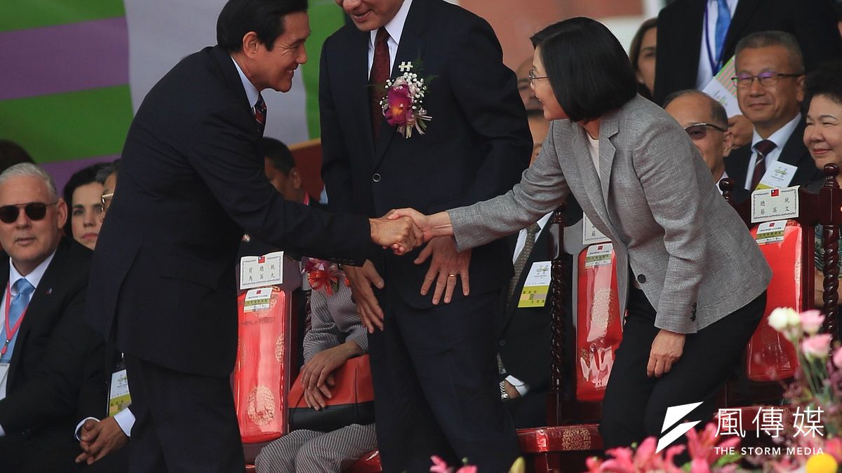 2018年中華民國國慶大典10日上午於總統府前登場。總統蔡英文(右)致詞結束後,前總統馬英九(左)因有行程需提早離開,便向前與蔡英文握手。中為國慶籌委會主席、立法院長蘇嘉全。(簡必丞攝) 2018年中華民國國慶大典10日上午於總統府前登場。總統蔡英文(右)致詞結束後,前總統馬英九(左)因有行程需提早離開,便向前與蔡英文握手。中為國慶籌委會主席、立法院長蘇嘉全。(簡必丞攝)