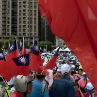 民進黨政府對一個中國的中華民國棄之而後快,圖為群眾攜帶中華民國國旗進場支持新北市長參選人李四川。(中央社) 民進黨政府對一個中國的中華民國棄之而後快,圖為群眾攜帶中華民國國旗進場支持新北市長參選人李四川。(中央社)