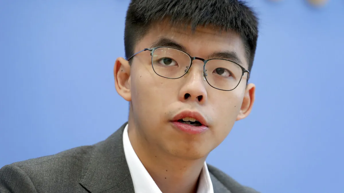 香港眾志秘書長黃之鋒(見圖)批評台北市長柯文哲以擦槍走火來形容港警意圖謀殺,實在是對中槍學生的侮辱,要求道歉。(資料照,美聯社)