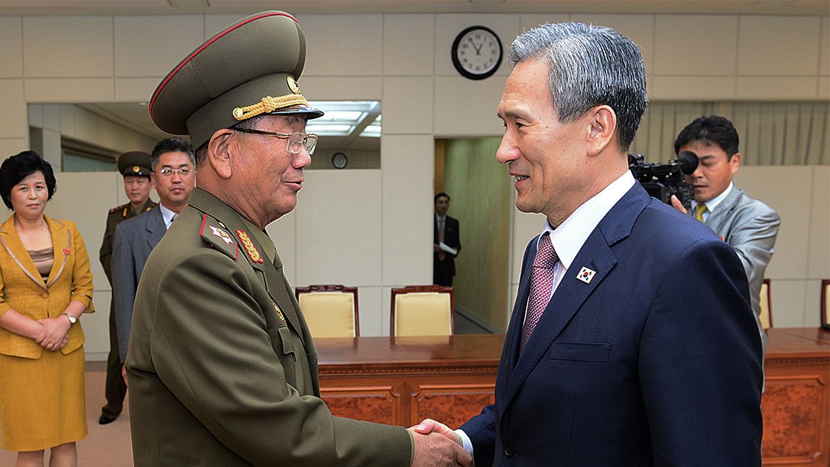 南北韓4天來的馬拉松談判終於在25日凌晨落幕,南韓國家安保室長金寬鎮與北韓朝鮮人民軍總政治局局長黃炳誓握手示意。(美聯社) 南北韓4天來的馬拉松談判終於在25日凌晨落幕,南韓國家安保室長金寬鎮與北韓朝鮮人民軍總政治局局長黃炳誓握手示意。(美聯社)