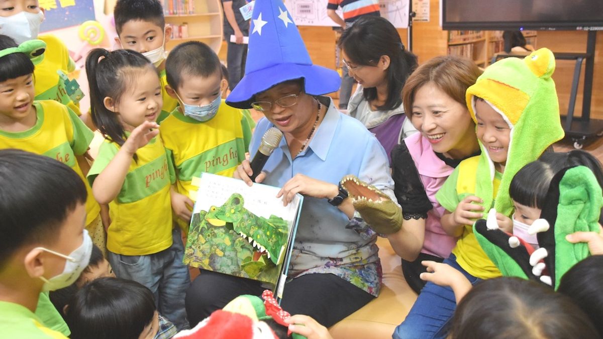 彰化縣長王惠美(中)為小朋友說故事,場面相當熱鬧。(圖/彰化縣政府提供) 彰化縣長王惠美(中)為小朋友說故事,場面相當熱鬧。(圖/彰化縣政府提供)