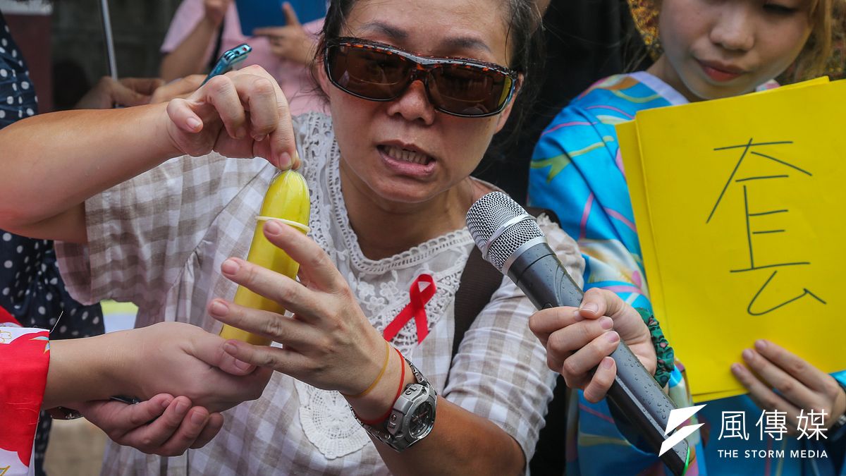 紅絲帶基金会舉辦情人節不要愛滋、要套套活動,遭遇坷坎的惜惜女士仔細的教導使用套套。(陳明仁攝) 紅絲帶基金会舉辦情人節不要愛滋、要套套活動,遭遇坷坎的惜惜女士仔細的教導使用套套。(陳明仁攝)