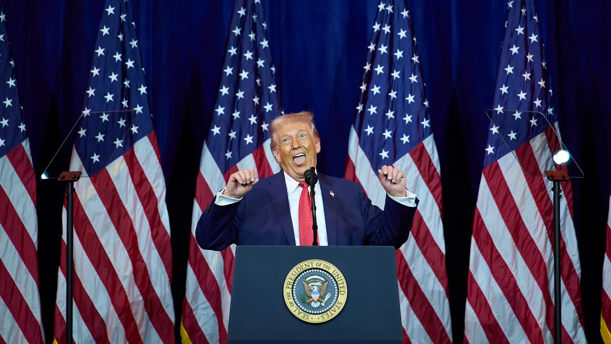 諾貝爾經濟學獎得主保羅・克魯曼認為,美國總統川普(圖中人物)的經濟政策,尤其是不斷變動、充滿不確定性的關稅與貿易決策,正是讓就業停滯、分配失衡、K型經濟重新張開的關鍵因素。(美聯社)