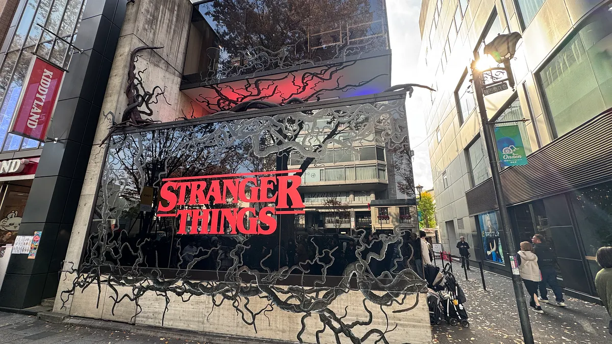 原宿V.A.で開催中の「STRANGER THINGS HOUSE」が連日長蛇の列となり、週末には2〜3時間待ちの盛況となっている。(写真/黃信維撮影) 原宿V.A.で開催中の「STRANGER THINGS HOUSE」が連日長蛇の列となり、週末には2〜3時間待ちの盛況となっている。(写真/黃信維撮影)