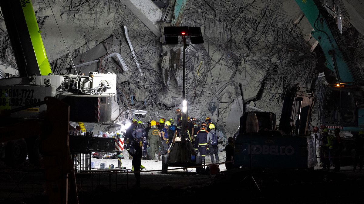 2025年3月30日清晨,泰國的救援人員正在曼谷搜尋倒塌高樓的生還者。(美聯社) 2025年3月30日清晨,泰國的救援人員正在曼谷搜尋倒塌高樓的生還者。(美聯社)