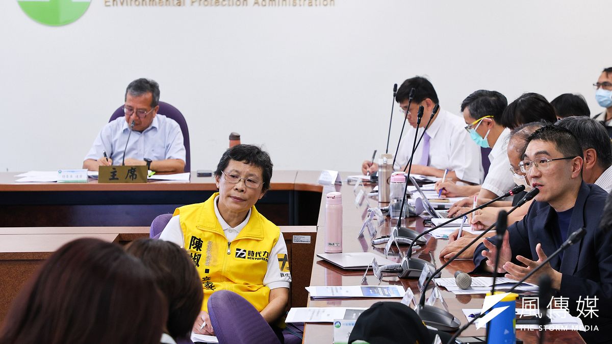 基隆市長謝國樑、時代力量立委陳椒華(左前)等人7日出席環保署召開的「協和發電廠更新改建計畫環境影響評估報告書初稿」專案小組第五次初審會議延續會議,卻爆出環評委員在休息時間後,逕自改變會議方式與程序的爭議。(資料照,顏麟宇攝) 基隆市長謝國樑、時代力量立委陳椒華(左前)等人7日出席環保署召開的「協和發電廠更新改建計畫環境影響評估報告書初稿」專案小組第五次初審會議延續會議,卻爆出環評委員在休息時間後,逕自改變會議方式與程序的爭議。(資料照,顏麟宇攝)