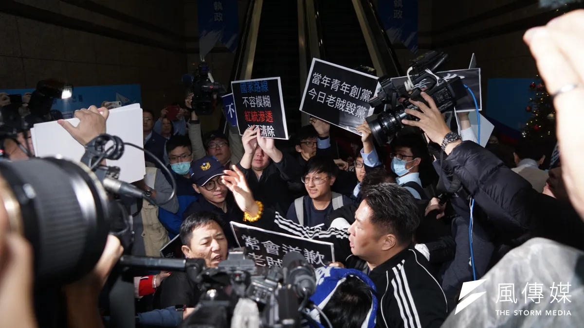 國民黨內青年對兩岸路線在選後數天內提出批判,甚至認為「九二共識」有檢討的空間,卻也引起黨內資深同志的不滿。圖為國民黨青年支持者前往中常會外抗議。(資料照,盧逸峰攝)