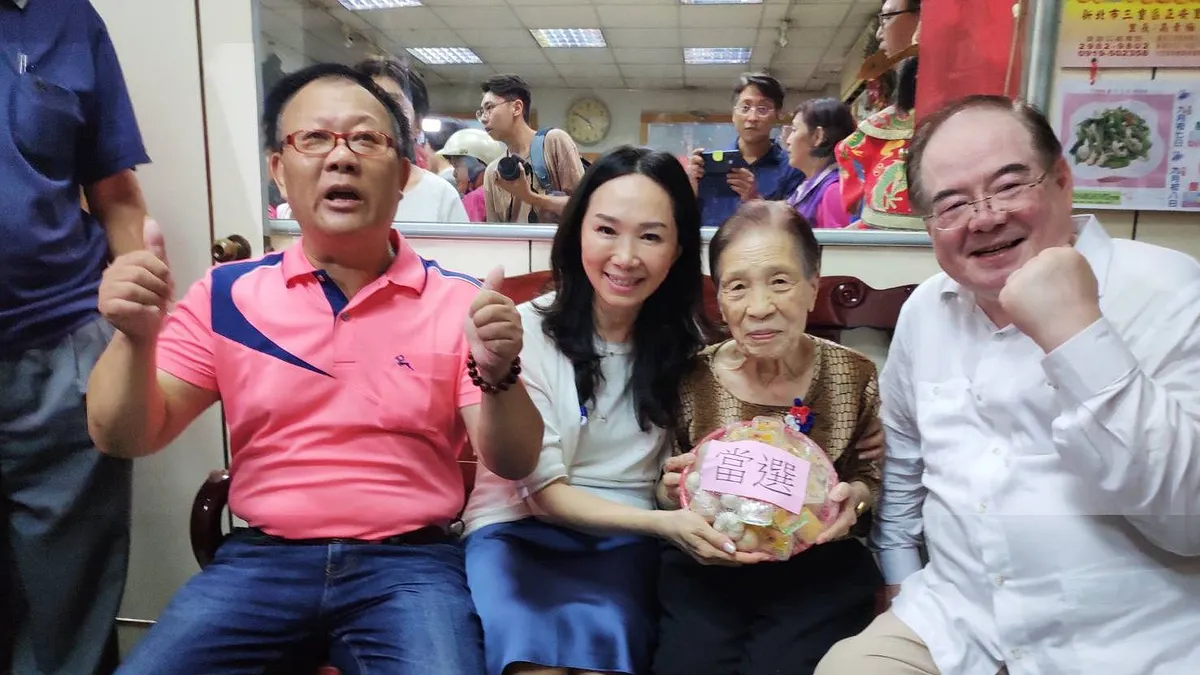 總統參選人韓國瑜的牽手佳芬姐6 日到新北市三重名店「五燈獎」,關心慈暉志工們為獨居長者的送餐情形。 (圖/國民黨新北市黨提供)