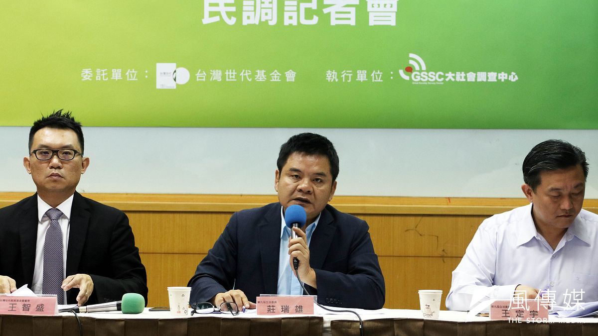 民進黨委員莊瑞雄(中)、王定宇(右)上午出席台灣世代智庫所召開「年改後民眾對蔡政府評價民調記者會」。民調顯示,有68.1%民眾認為年改是正面的,有61.5%的民眾認為前瞻基礎建設有助台灣發展。(蘇仲泓攝) 民進黨委員莊瑞雄(中)、王定宇(右)上午出席台灣世代智庫所召開「年改後民眾對蔡政府評價民調記者會」。民調顯示,有68.1%民眾認為年改是正面的,有61.5%的民眾認為前瞻基礎建設有助台灣發展。(蘇仲泓攝)