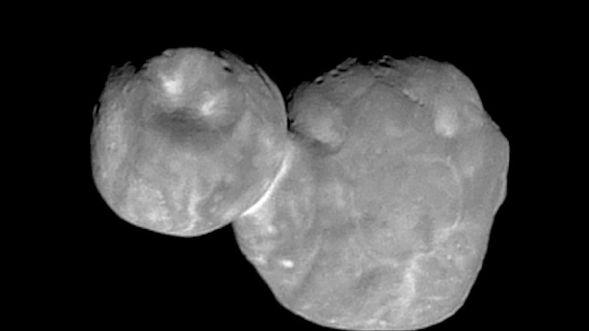 今年元旦,「新視野號」探測太空船成功飛掠距離地球65億公里的一顆小行星,NASA在12日宣布這個小行星的正式名稱為「Arrokoth」(美聯社) 今年元旦,「新視野號」探測太空船成功飛掠距離地球65億公里的一顆小行星,NASA在12日宣布這個小行星的正式名稱為「Arrokoth」(美聯社)