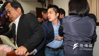 「本周審查勞基法民進黨又輪到自己人當召委,這回比11月時兇狠多了。有異音一律扛出去就好!扛完徐永明,再扛高潞以用,最後這次連站神明星蔣萬安也不得免,也被扛出去了!」圖為國民黨立委蔣萬安4日於立院衛環與經濟委員會,審查勞基法部分條文修正草案發言後,遭民進黨立委架離。(資料照,顏麟宇攝)