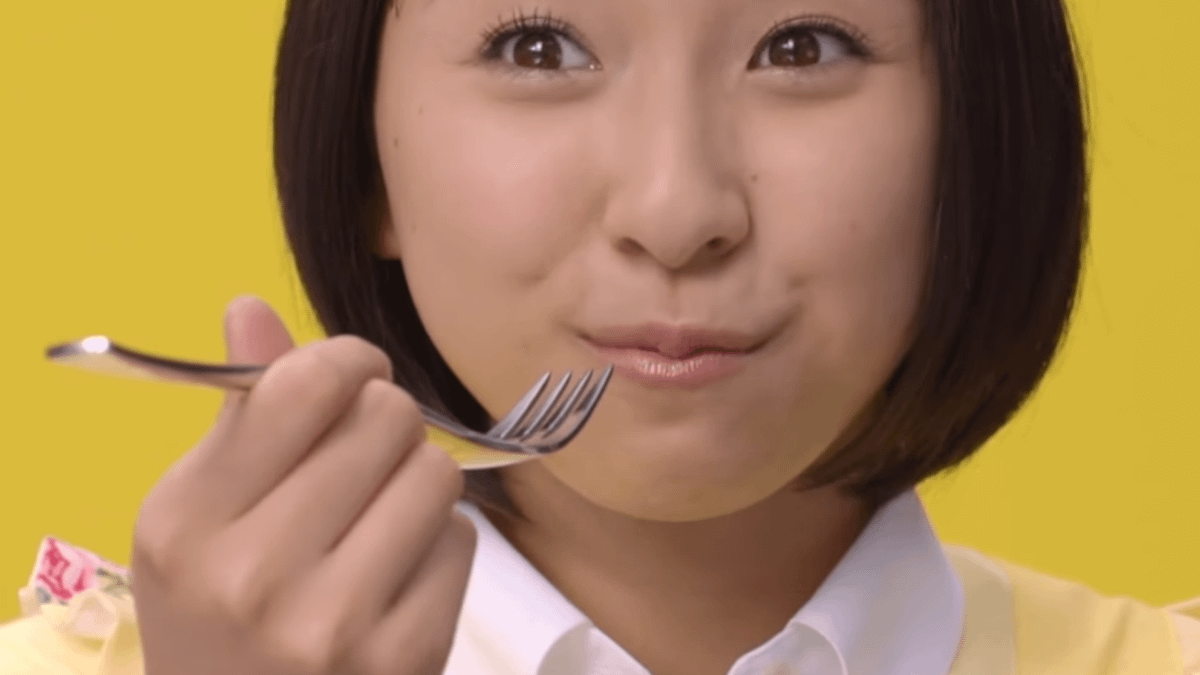 擔心吃大蒜嘴巴味道重,不妨飯後吃點蘋果,或咀嚼含薄荷的口香糖。(示意圖/翻攝自youtube) 擔心吃大蒜嘴巴味道重,不妨飯後吃點蘋果,或咀嚼含薄荷的口香糖。(示意圖/翻攝自youtube)