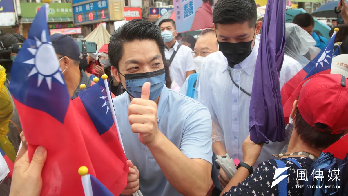 國民黨台北市長參選人蔣萬安提出「深蹲20下換一次公車免費搭乘」引發民眾討論和訕笑。(顏麟宇攝)