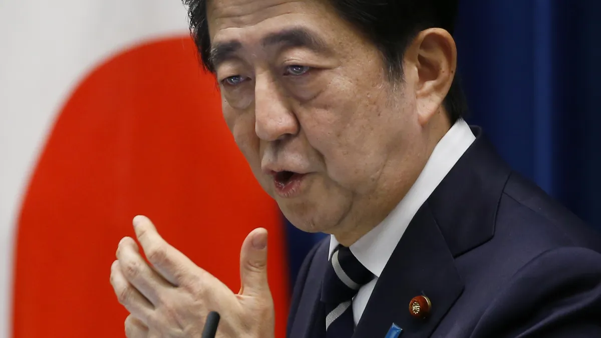 安倍推遲調稅、美歐通膨估升,利美元持穩高檔。(美聯社)