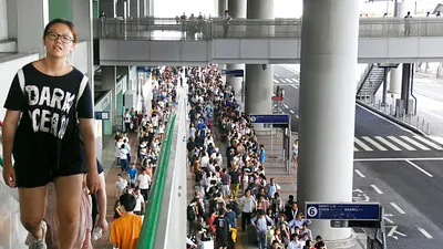關西風災導致旅日遊客受困,日前傳聞出「只要台灣旅客自稱中國人就可搭乘專車離開」機場,陸委主委邱垂正卻批中國大陸無疑是趁火打劫,趁危難之際霸凌台灣民眾。作者認為,民進黨反應太過度了,在那樣緊要關頭還要追問搭巴士旅客認不認同一中原則。(資料照,美聯社)