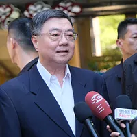 大規模リコールが失敗に終わり、行政院長の卓榮泰氏(左)は辞任を申し出たものの、賴清徳総統に慰留された。これは総統自らが憲法上の危機を招いた結果とも言える。 (写真/劉偉宏撮影) 大規模リコールが失敗に終わり、行政院長の卓榮泰氏(左)は辞任を申し出たものの、賴清徳総統に慰留された。これは総統自らが憲法上の危機を招いた結果とも言える。 (写真/劉偉宏撮影)