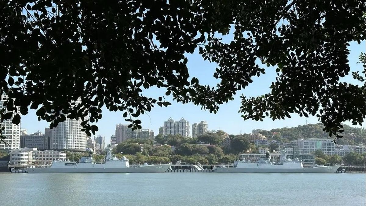 厦門の埠頭に停泊する中国海軍の054A型フリゲート「宝鶏」と「資陽」。(写真/ウェイボーより) 厦門の埠頭に停泊する中国海軍の054A型フリゲート「宝鶏」と「資陽」。(写真/ウェイボーより)