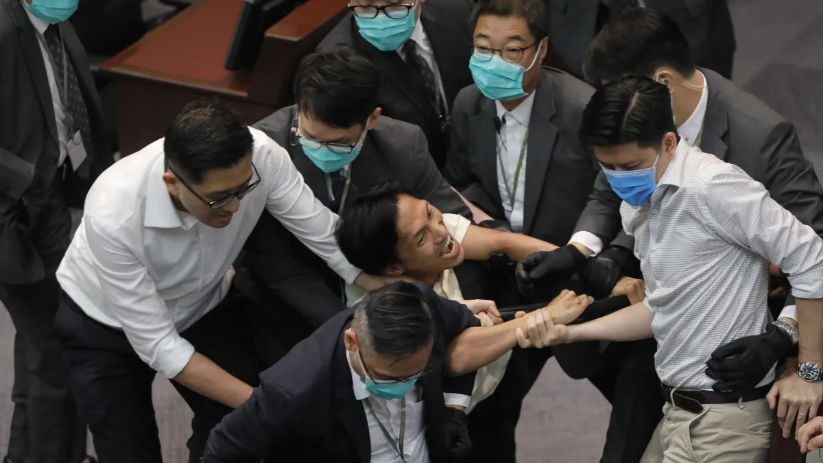 2020年5月,香港立法會建制派與民主派議員爆發激烈衝突(AP)