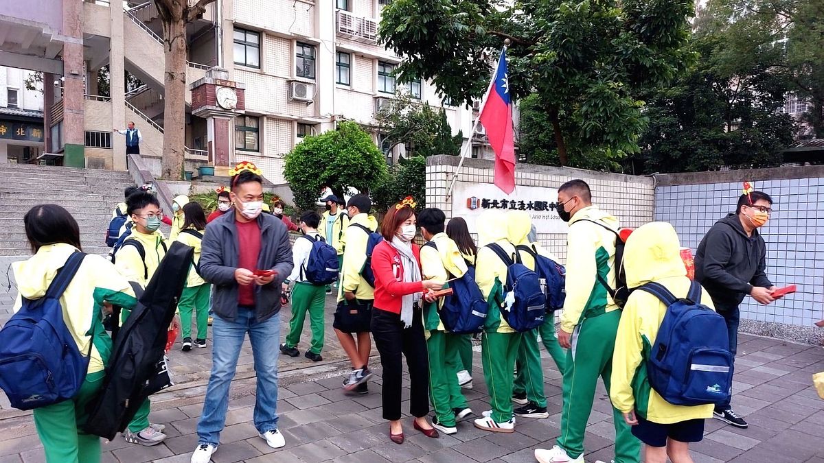 淡水國中開學日同學收到王潔雯校長(中)、家長會長郭啟沐(左)及師長特別製作創意紅包小卡超級開心。(圖/新北市淡水國中提供) 淡水國中開學日同學收到王潔雯校長(中)、家長會長郭啟沐(左)及師長特別製作創意紅包小卡超級開心。(圖/新北市淡水國中提供)