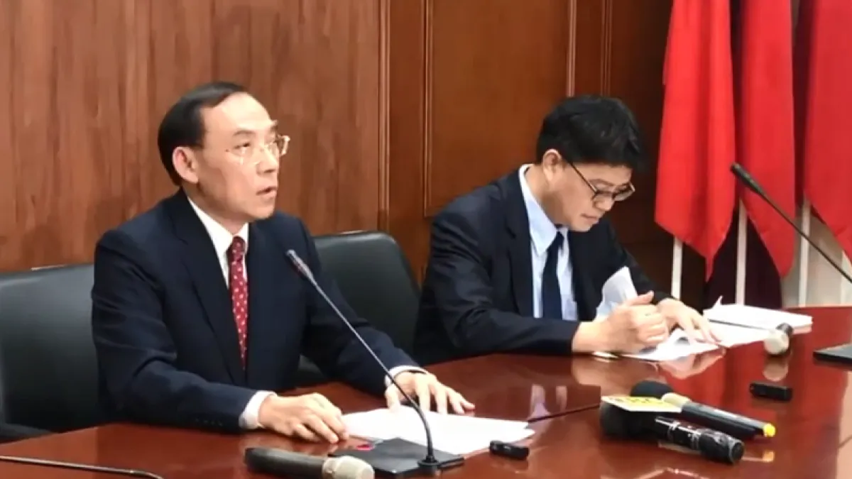 法務部長蔡清祥(左)與陸委會副主委邱垂正舉行記者會,說明陳佳同案。(翻攝自YOUTUBE)