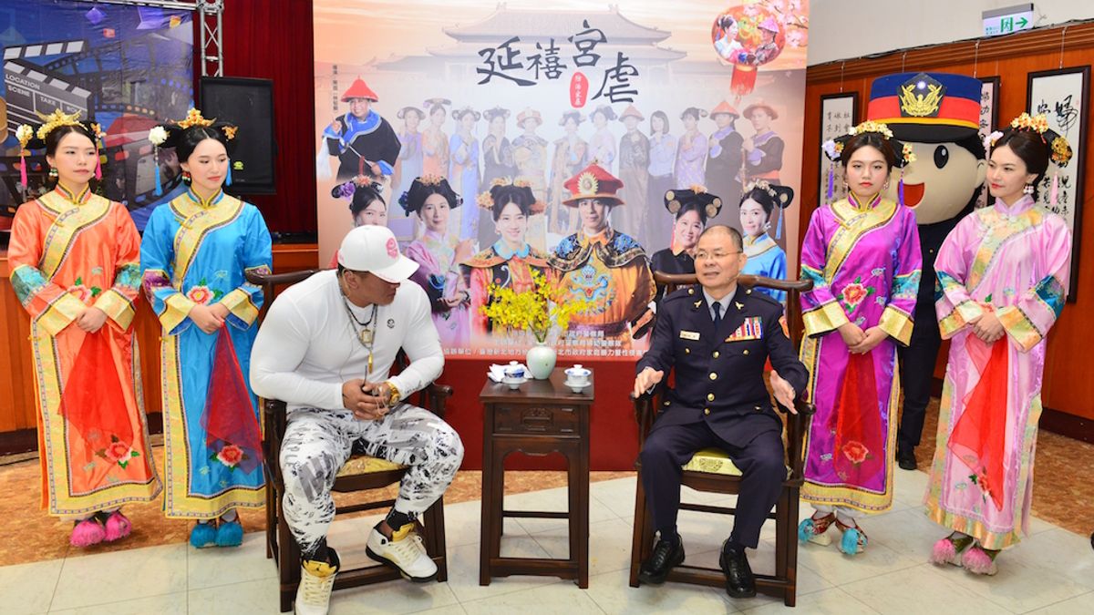 網路紅人「館長」陳之漢(左)與新北警界胡局長木源(右)進行PK直播,向市民進行犯罪預防宣導如iPolice視訊報案、防止暴力等議題。 (圖/新北市政府警察局提供) 網路紅人「館長」陳之漢(左)與新北警界胡局長木源(右)進行PK直播,向市民進行犯罪預防宣導如iPolice視訊報案、防止暴力等議題。 (圖/新北市政府警察局提供)