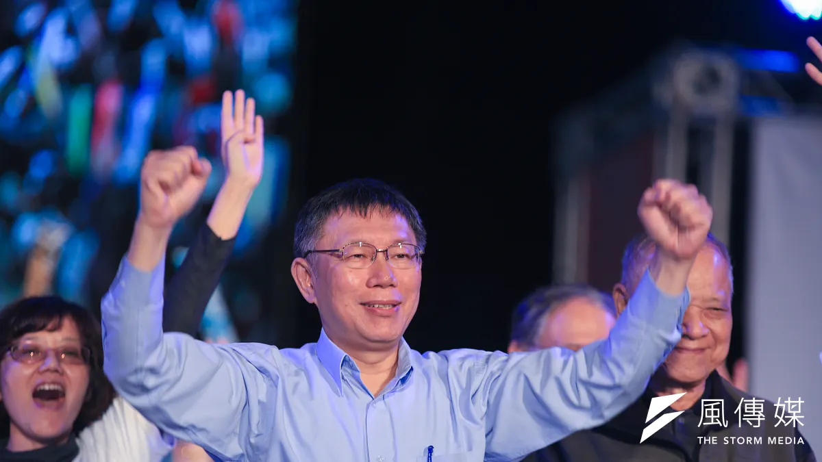 競選連任的台北市長柯文哲,23日在四四南村舉辦選前造勢之夜。(簡必丞攝)