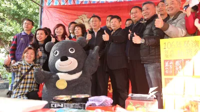台北市長柯文哲22日前往榮濱商圈走街拜年,被媒體問及有關民進黨立委姚文智勤跑拜年活動一事,柯文哲則表示,「每個人都能按照自己的想法去做,最後還是市場決定一切」。(台北市政府提供)