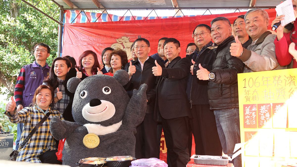 台北市長柯文哲22日前往榮濱商圈走街拜年,被媒體問及有關民進黨立委姚文智勤跑拜年活動一事,柯文哲則表示,「每個人都能按照自己的想法去做,最後還是市場決定一切」。(台北市政府提供) 台北市長柯文哲22日前往榮濱商圈走街拜年,被媒體問及有關民進黨立委姚文智勤跑拜年活動一事,柯文哲則表示,「每個人都能按照自己的想法去做,最後還是市場決定一切」。(台北市政府提供)