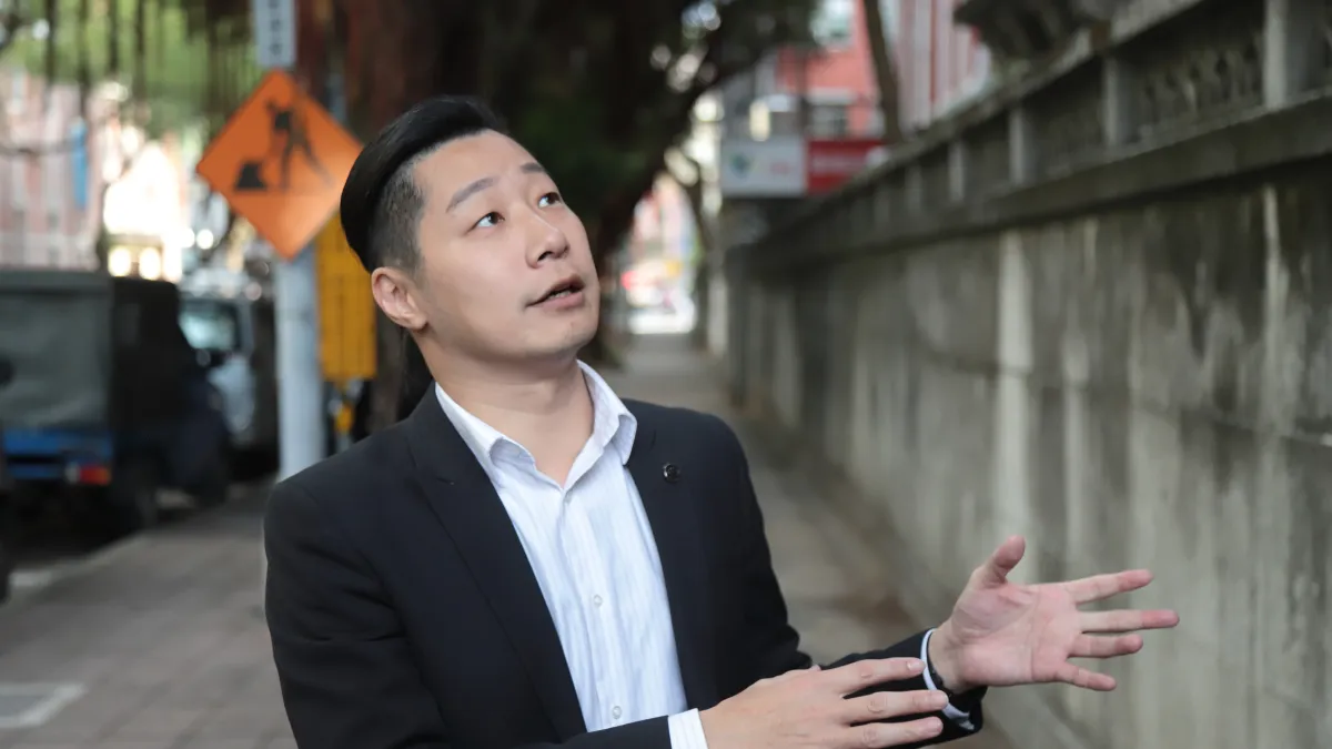 林昶佐為了修繕菸酒公賣局找上總統府,一同坐下開協調會。(林昶佐團隊提供)
