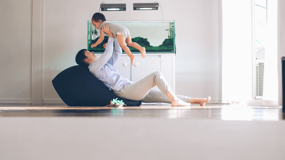 無印良品的懶骨頭沙發可坐可臥、方便好用,成為許多家庭的必備單品。(圖/無印良品:MUJI to Relax@youtube截圖) 無印良品的懶骨頭沙發可坐可臥、方便好用,成為許多家庭的必備單品。(圖/無印良品:MUJI to Relax@youtube截圖)