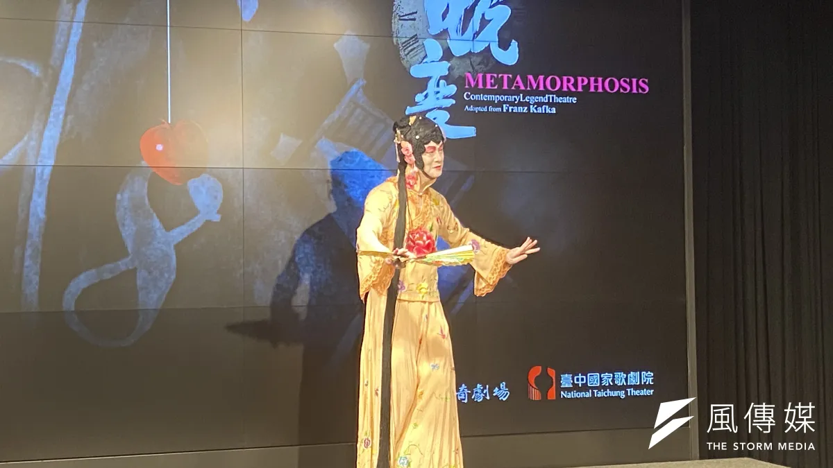 吳興國的「蛻變」全劇由6個夢串接而成,同時吳興國在6個夢中分身為葛里戈、蟲、母親、父親、妹妹、卡夫卡以及吳興國自己等6個角色。(圖/記者王秀禾攝)