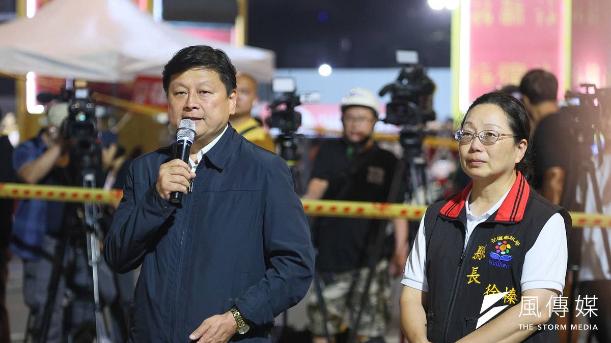 花蓮發生芮氏規模7.2地震,立委傅崐萁與縣長徐榛蔚連夜視察災情。(顏麟宇攝) 花蓮發生芮氏規模7.2地震,立委傅崐萁與縣長徐榛蔚連夜視察災情。(顏麟宇攝)