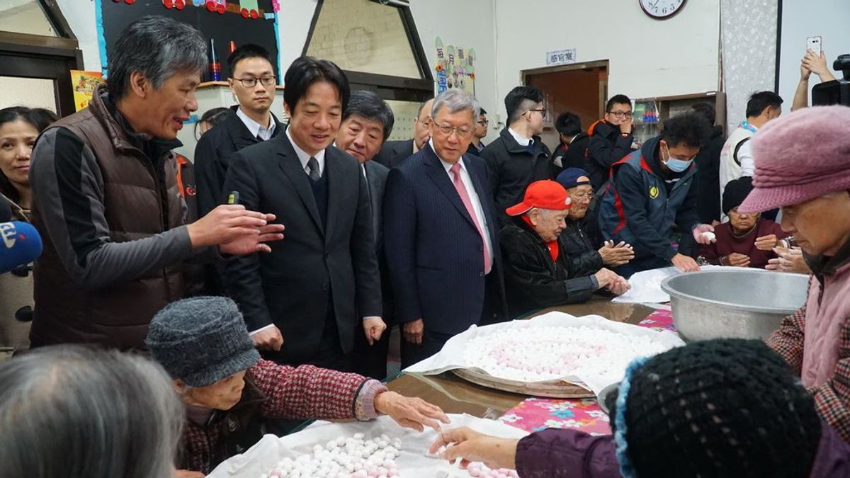 行政院長賴清德30日視察新竹縣長照2.0,看著長輩們搓湯圓同樂。(圖/新竹縣政府提供) 行政院長賴清德30日視察新竹縣長照2.0,看著長輩們搓湯圓同樂。(圖/新竹縣政府提供)