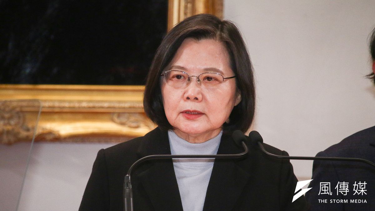 總統蔡英文(見圖)博士學位遭質疑造假風波持續延燒,台大名譽教授賀德芬25日在凱道活動時表示,蔡英文的的確確就是一個「三無的騙子」。(資料照,蔡親傑攝) 總統蔡英文(見圖)博士學位遭質疑造假風波持續延燒,台大名譽教授賀德芬25日在凱道活動時表示,蔡英文的的確確就是一個「三無的騙子」。(資料照,蔡親傑攝)