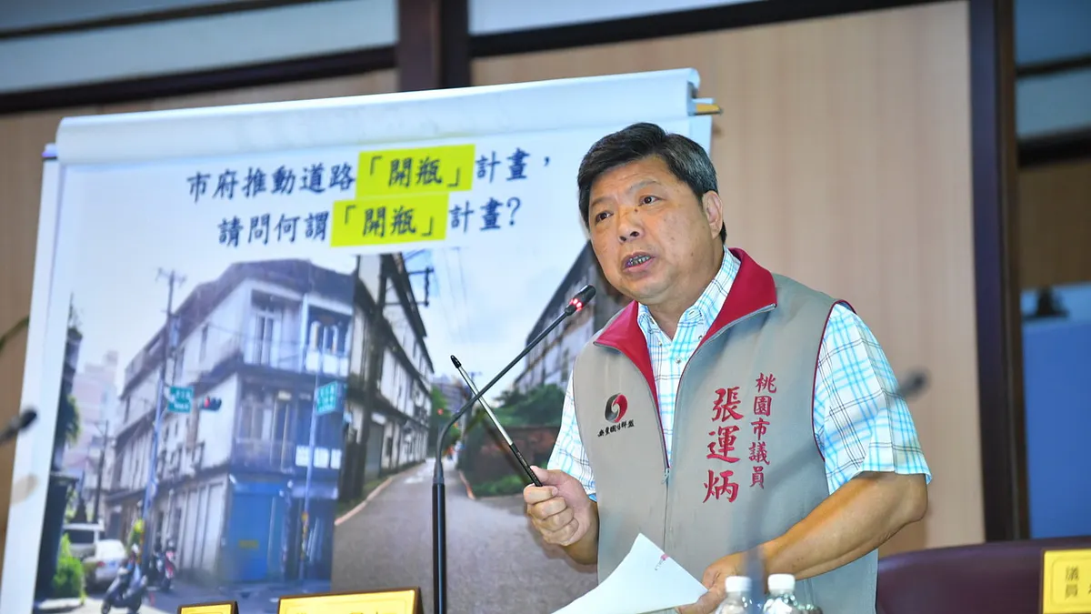 市議員張運炳建議市府爭取增加火車對號列車及公車班次並增設內壢到青埔等路線的接駁公車。(圖/桃園市議會提供)