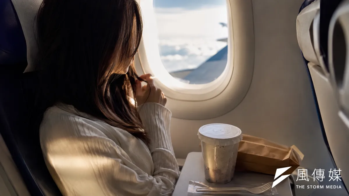 搭飛機出國,穿什麼衣服不只關係到舒適度,還可能影響旅途中的安全與身體感受。(示意圖/AI生成)
