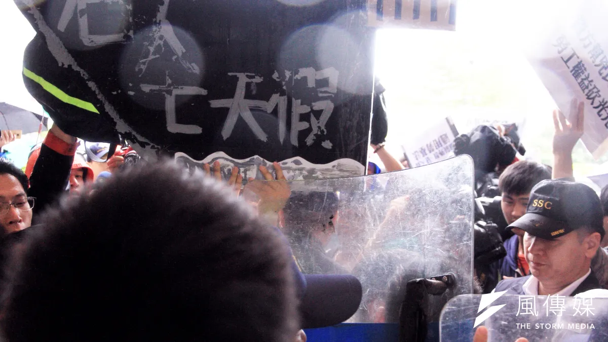 高教工會前往民進黨部抗議,反對砍7天假,並發生推擠衝突。(曾原信攝)