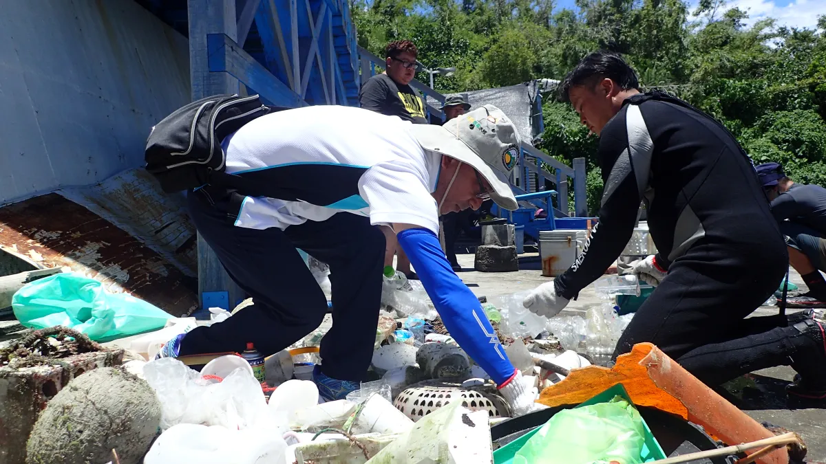 屏東縣環保局16日結合當地海洋志工及大仁科大潛水團隊一同下水清理小琉球的保特瓶海。(圖/屏東縣政府環保局水污染防治科提供)
