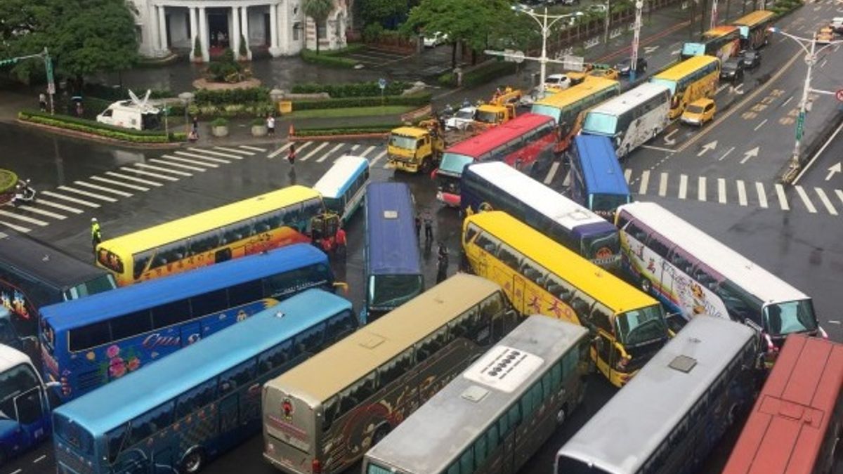近百輛遊覽車「封城」癱瘓北市 北車附近交通大打結 近百輛遊覽車「封城」癱瘓北市 北車附近交通大打結