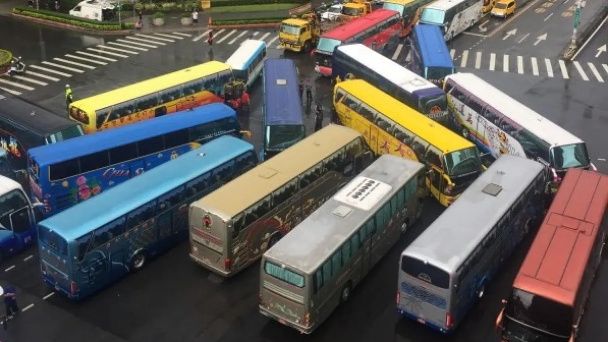 近百輛遊覽車「封城」癱瘓北市 北車附近交通大打結