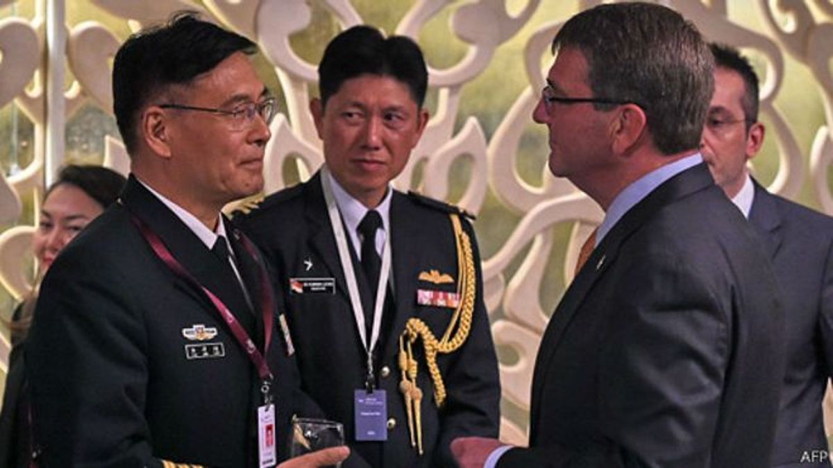 出席會議的中國人民解放軍副總參謀長孫建國與美國國防部長卡特交談。(BBC中文網) 出席會議的中國人民解放軍副總參謀長孫建國與美國國防部長卡特交談。(BBC中文網)