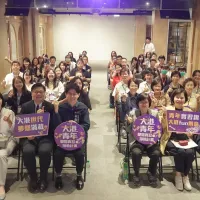 大港青年職場實習及接軌計畫啟動會議登場,青年局長林楷軒與會貴賓、企業代表、校方及青年合影,見證計畫正式啟動。(圖/高市青年局提供) 大港青年職場實習及接軌計畫啟動會議登場,青年局長林楷軒與會貴賓、企業代表、校方及青年合影,見證計畫正式啟動。(圖/高市青年局提供)