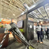 米AeroVironment(エアロヴァイロンメント・AV)は、2025年の台北国際航空宇宙・防衛産業展で、主力製品の徘徊型兵器「スイッチブレード」やJUMPシリーズの無人機を展示した。(劉煥彥撮影) 米AeroVironment(エアロヴァイロンメント・AV)は、2025年の台北国際航空宇宙・防衛産業展で、主力製品の徘徊型兵器「スイッチブレード」やJUMPシリーズの無人機を展示した。(劉煥彥撮影)