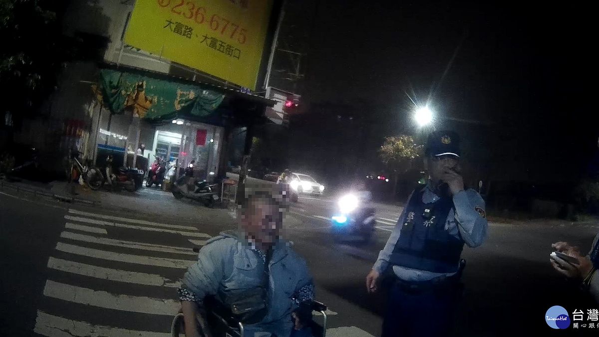 身障男子過馬路受困路中 熱心警主動協助引導 身障男子過馬路受困路中 熱心警主動協助引導