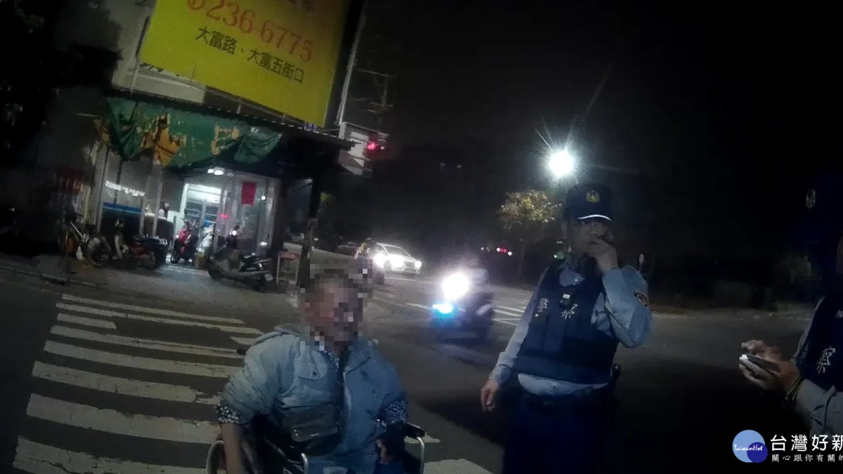 身障男子過馬路受困路中 熱心警主動協助引導
