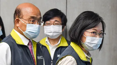 總統蔡英文(右)為國產疫苗灰頭土臉、行政院長蘇貞昌(左)官本位的官員整得不輕。(指揮中心提供)