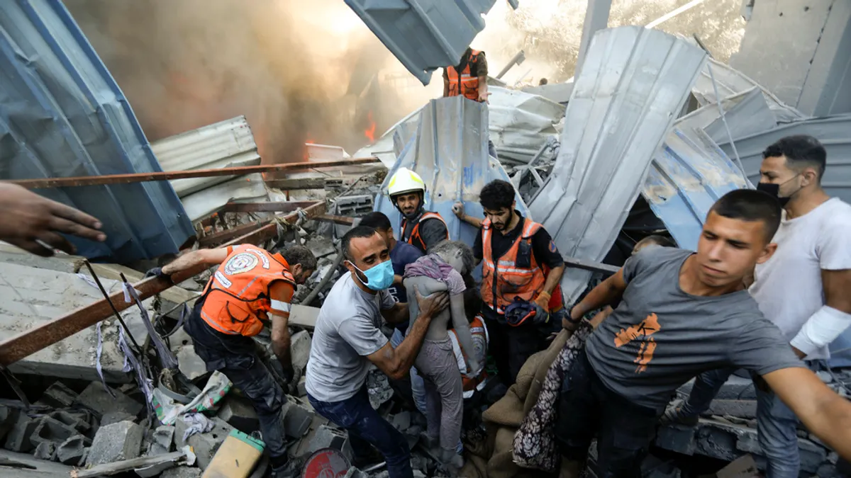 2023年11月4日,以色列空襲加薩城,一名死去的孩子廢墟下被發現。(美聯社) 2023年11月4日,以色列空襲加薩城,一名死去的孩子廢墟下被發現。(美聯社)