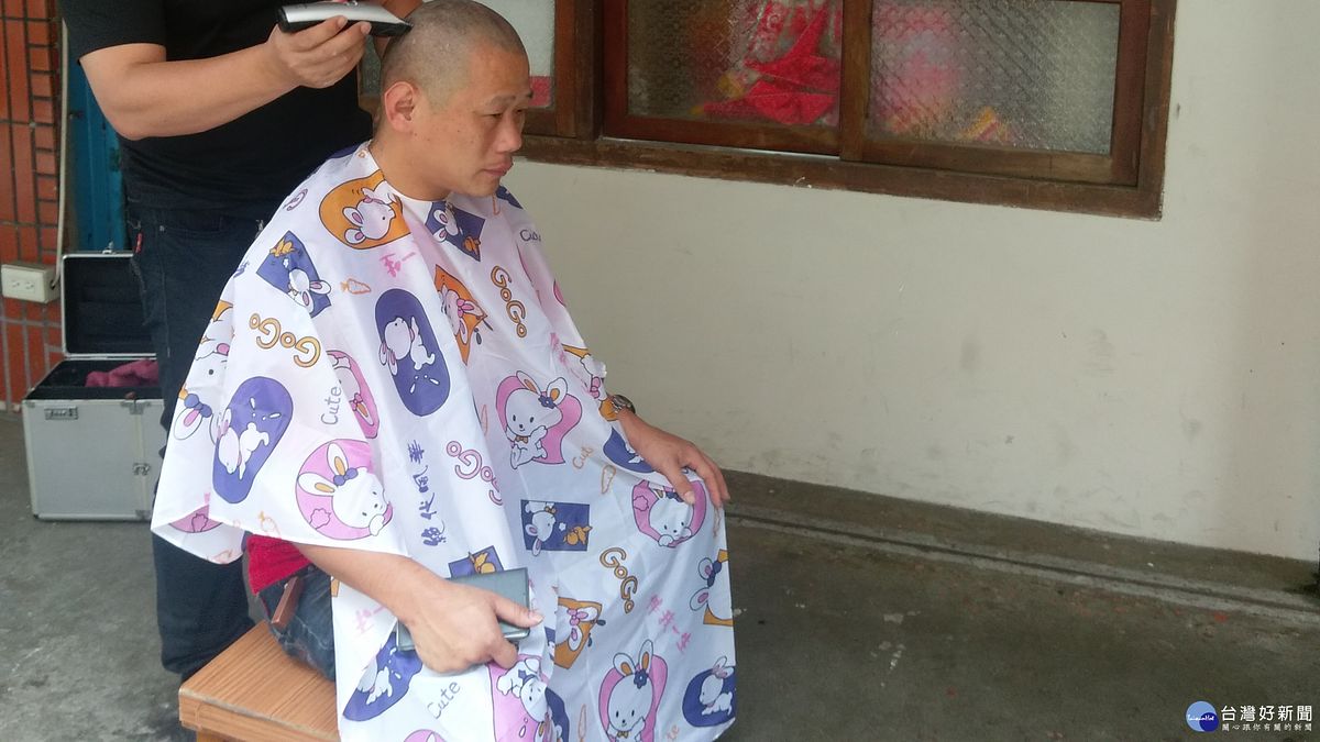 街角遇到愛 許黃海捐髮助癌友 街角遇到愛 許黃海捐髮助癌友